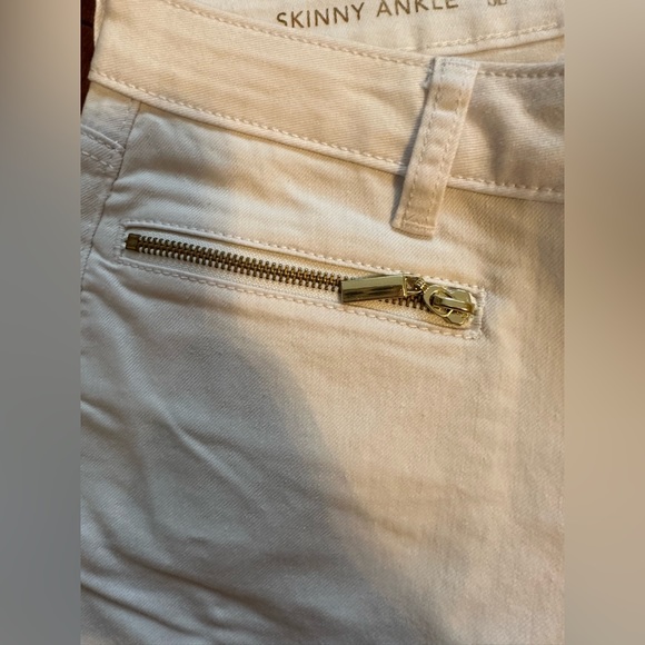 ✨BNWT✨ Jennifer Lopez white skinny ankle jeans with gold zipper details size 8 - Picture 5 of 9